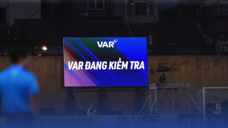 Công nghệ VAR hỗ trợ trọng tài 