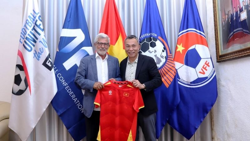 Calisto cùng ĐTVN lên ngôi AFF Cup 2008, xây dựng lối chơi phản công.