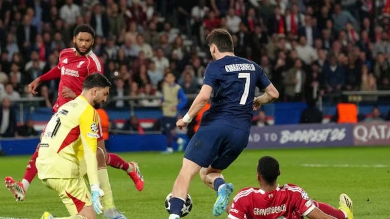 Kvaratskhelia nâng tỷ số 2-0 cho PSG sau pha solo đẳng cấp; Liverpool tiếp tục vỡ trận.