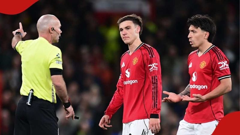 L. Martinez nhận thẻ đỏ vì giật tóc, Man United mất người và hết hy vọng lật ngược.