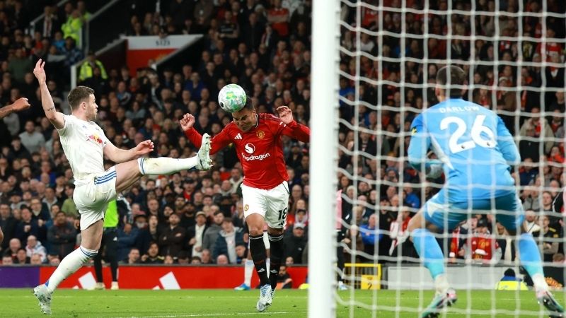 Casemiro rút ngắn tỷ số 1-2 nhưng Man United vẫn thất thủ trước Leeds tại sân nhà.