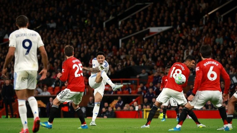 Man United bị Leeds dẫn 2-0 trong hiệp một do hàng thủ mơ ngủ và Okafor tỏa sáng.